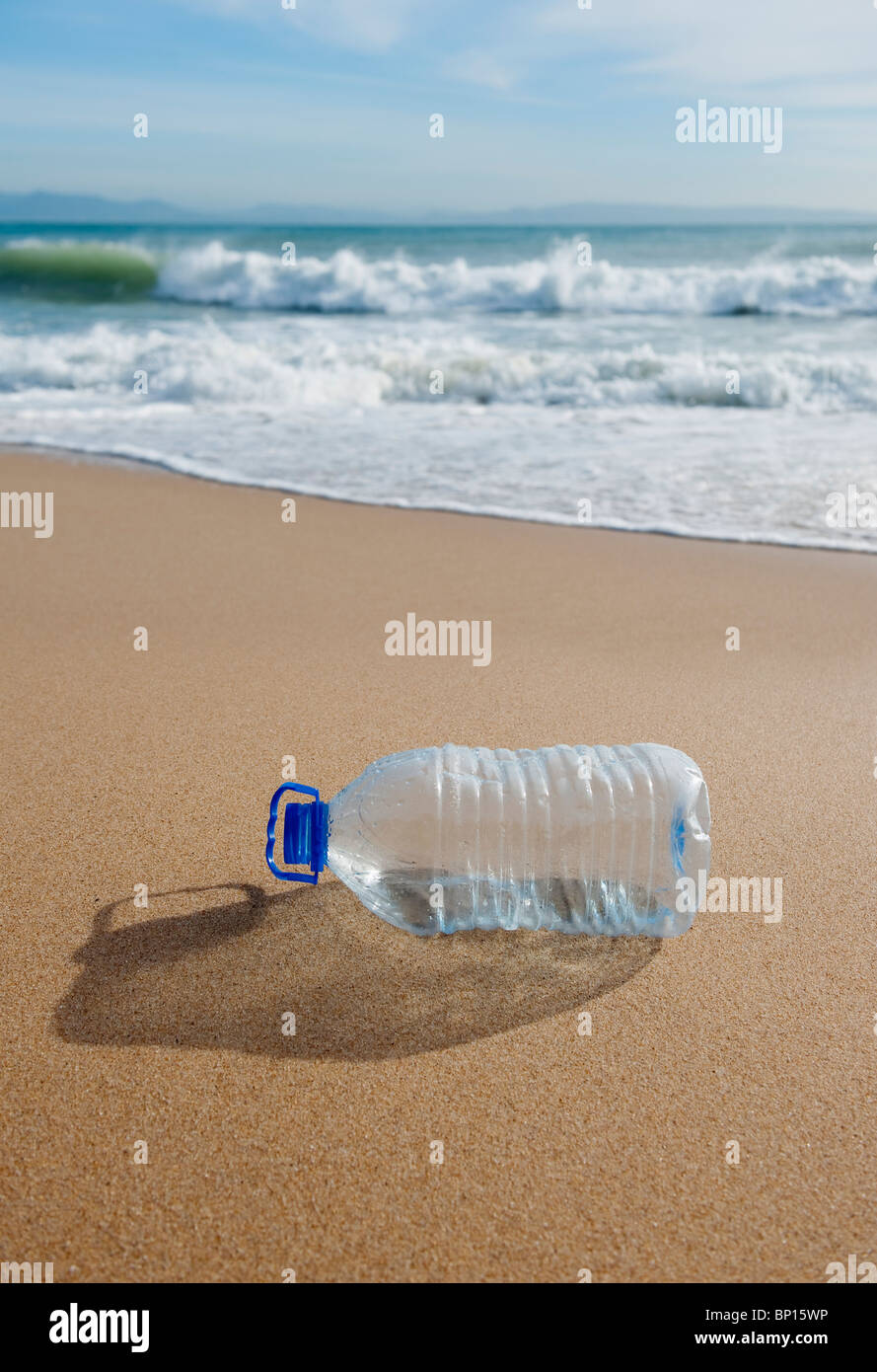 Tarifa, Costa De La Luz, Cadix, Andalousie, Espagne ; une bouteille d'eau en plastique vide sur Bunker Beach Banque D'Images