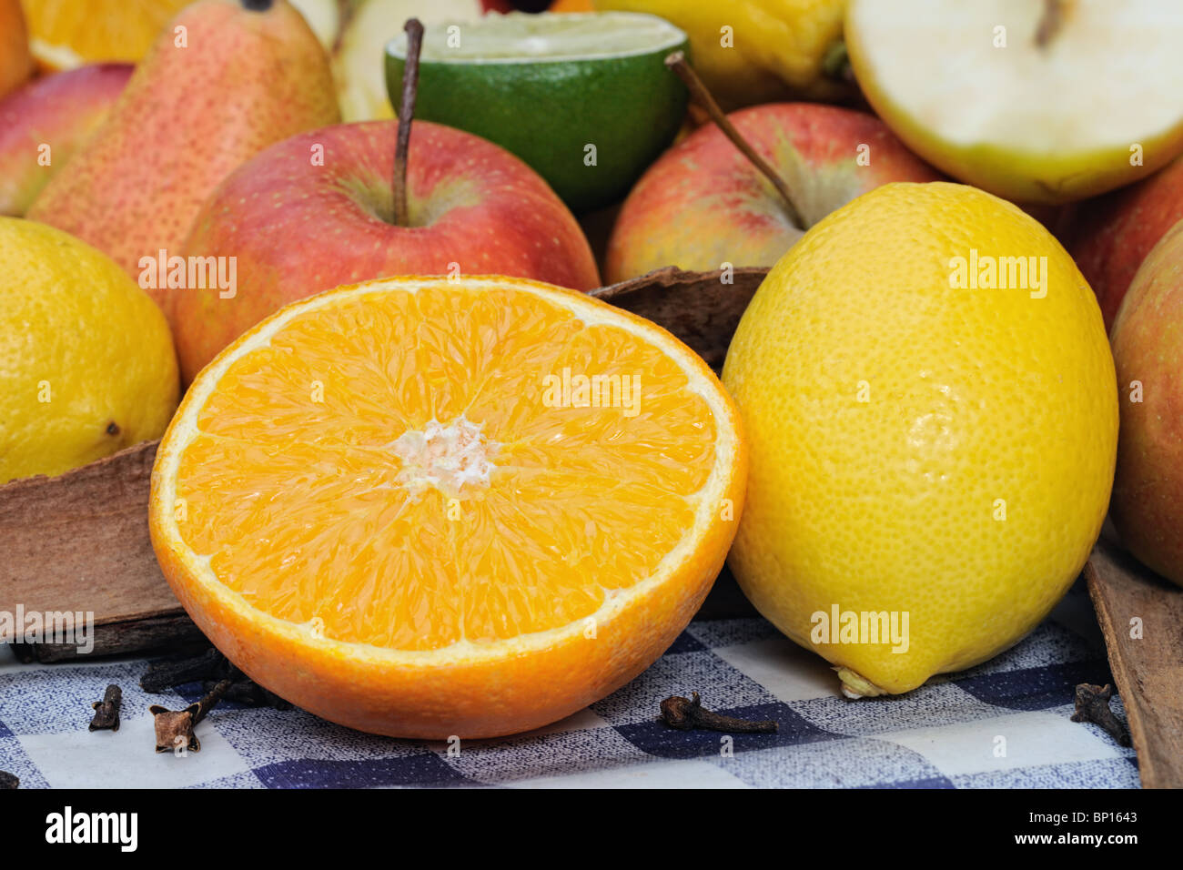 Sélection de fruits, de cannelle et de girofle, les ingrédients pour un poinçon Banque D'Images