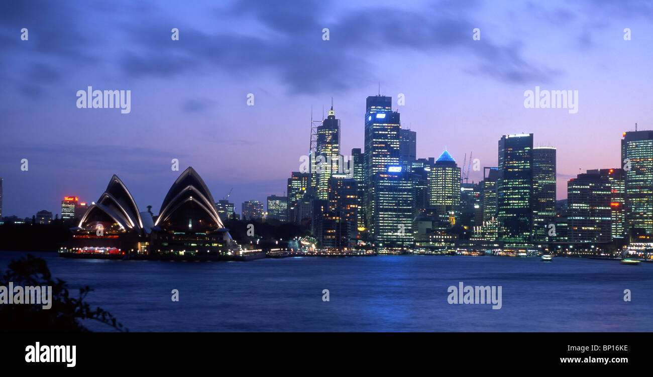Opéra de Sydney et le CBD (Central Business District) skyline at night de Kirribilli Sydney New South Wales (NSW) Australie Banque D'Images
