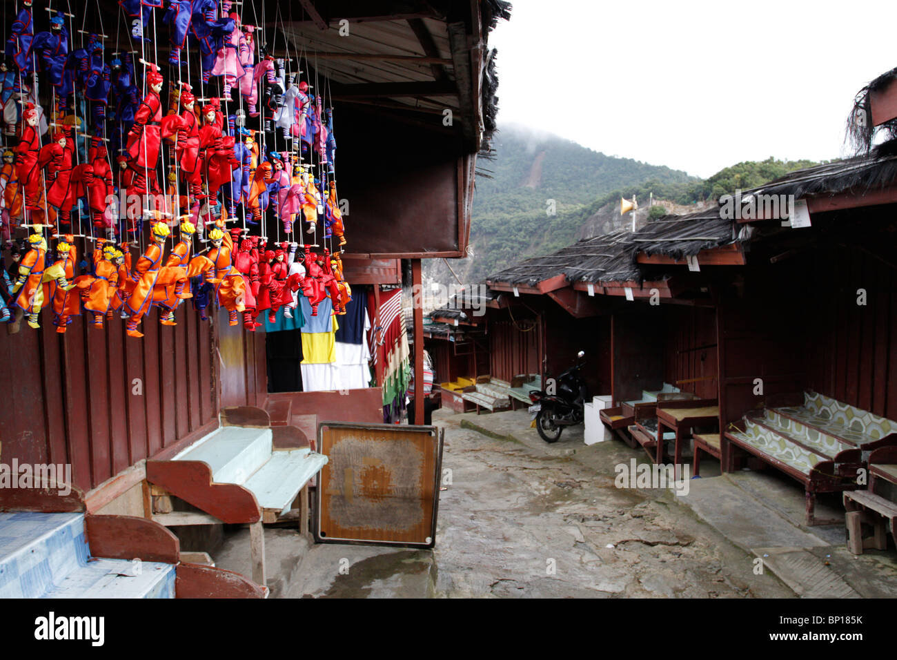 Les jouets colorés et des rangées de boutiques sur la façon de Ratu à cratère Tangkuban Perahu près de Bandung, Indonésie. Banque D'Images