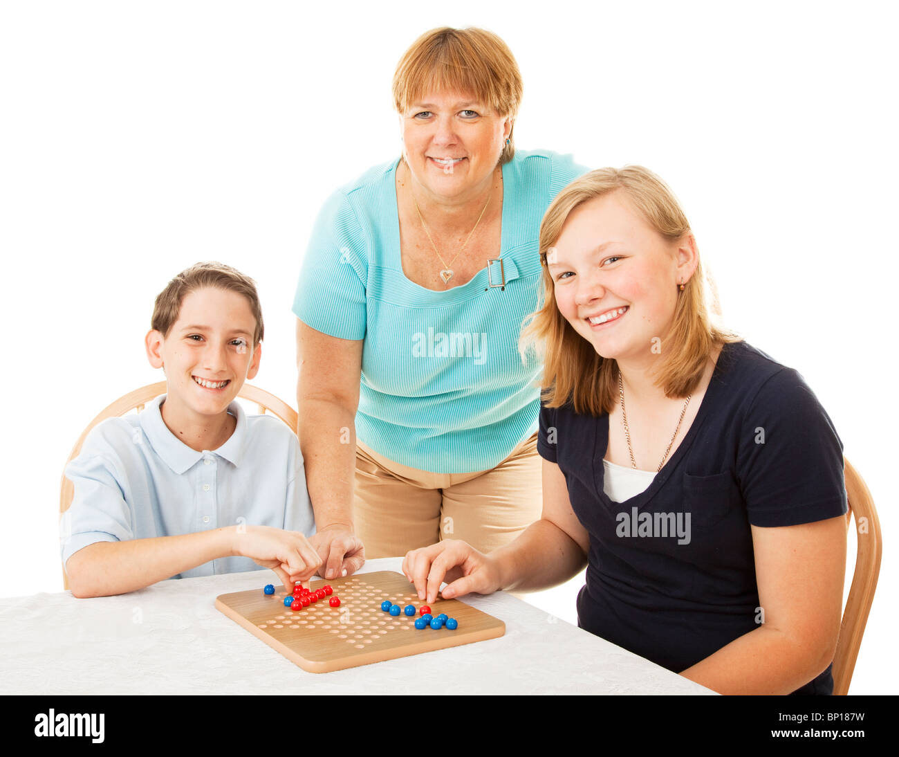 Mère célibataire et ses deux enfants jouer à un jeu ensemble. Banque D'Images