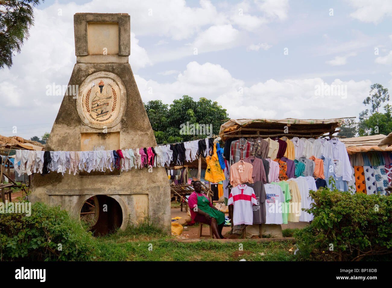 Un marché aux puces en milieu rural dans l'ouest du Kenya. Banque D'Images