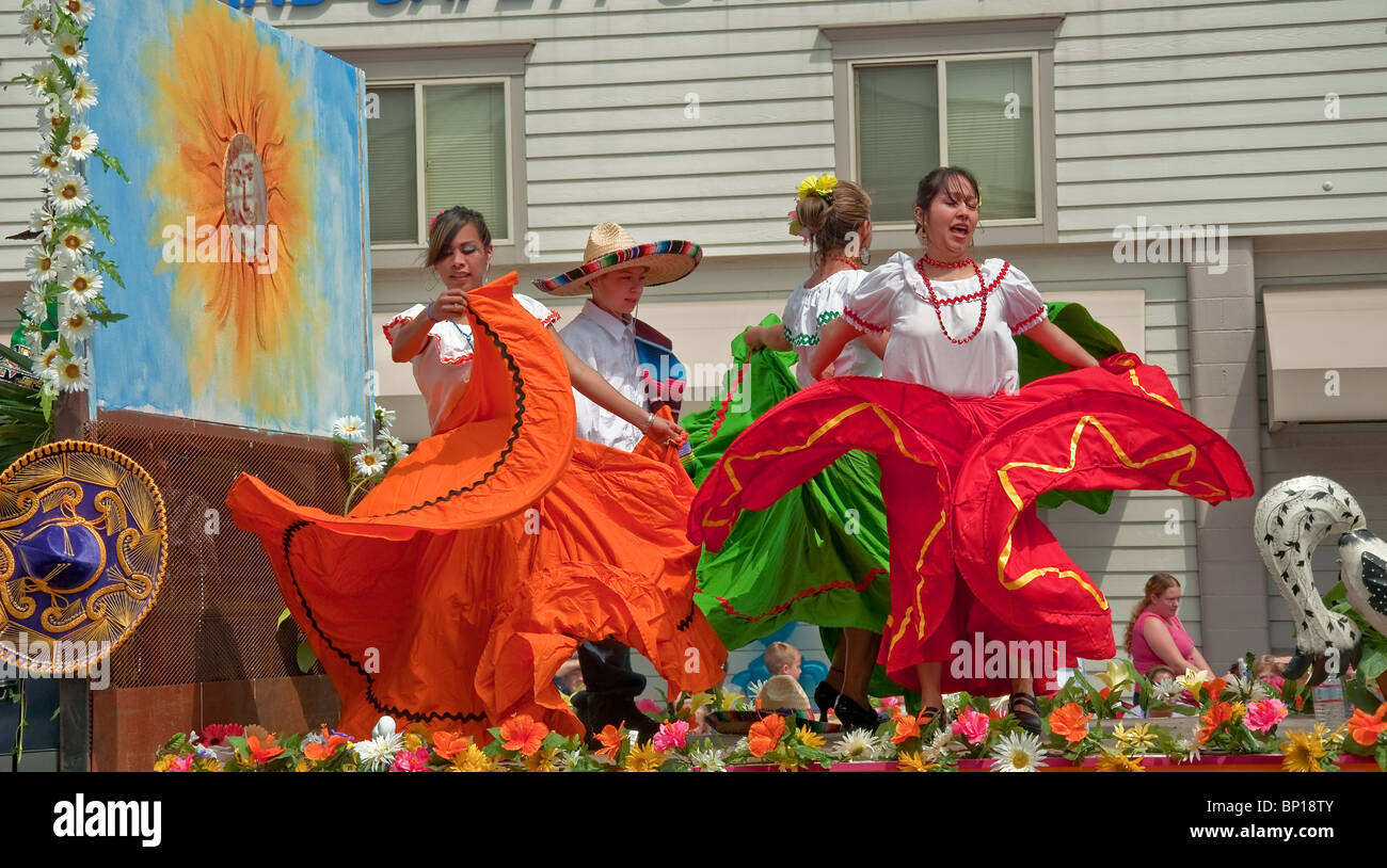 Ces jolies femmes hispaniques sont la danse avec des jupes colorés plein de mouvement à la Laiterie Berry Jours flottent dans la parade. Banque D'Images