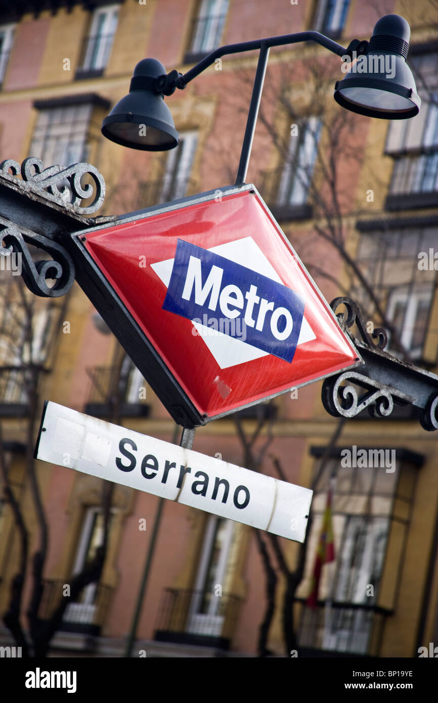 La station de métro Serrano dans la zone de Madrid Serrano, la rue commerçante du premier. Espagne Banque D'Images