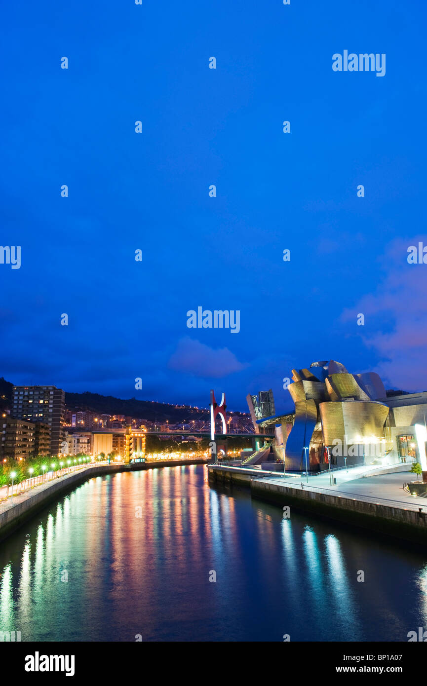 Espagne, Pays basque, Bilbao, le Musée Guggenheim, conçu par l'architecte Frank Gehry, canado-américaine sur la rivière Nervion Banque D'Images