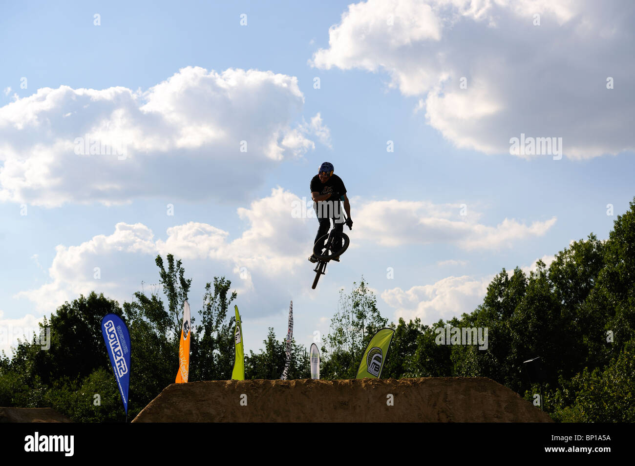 Un candidat non identifiés participe à un concours de BMX/VTT. Banque D'Images