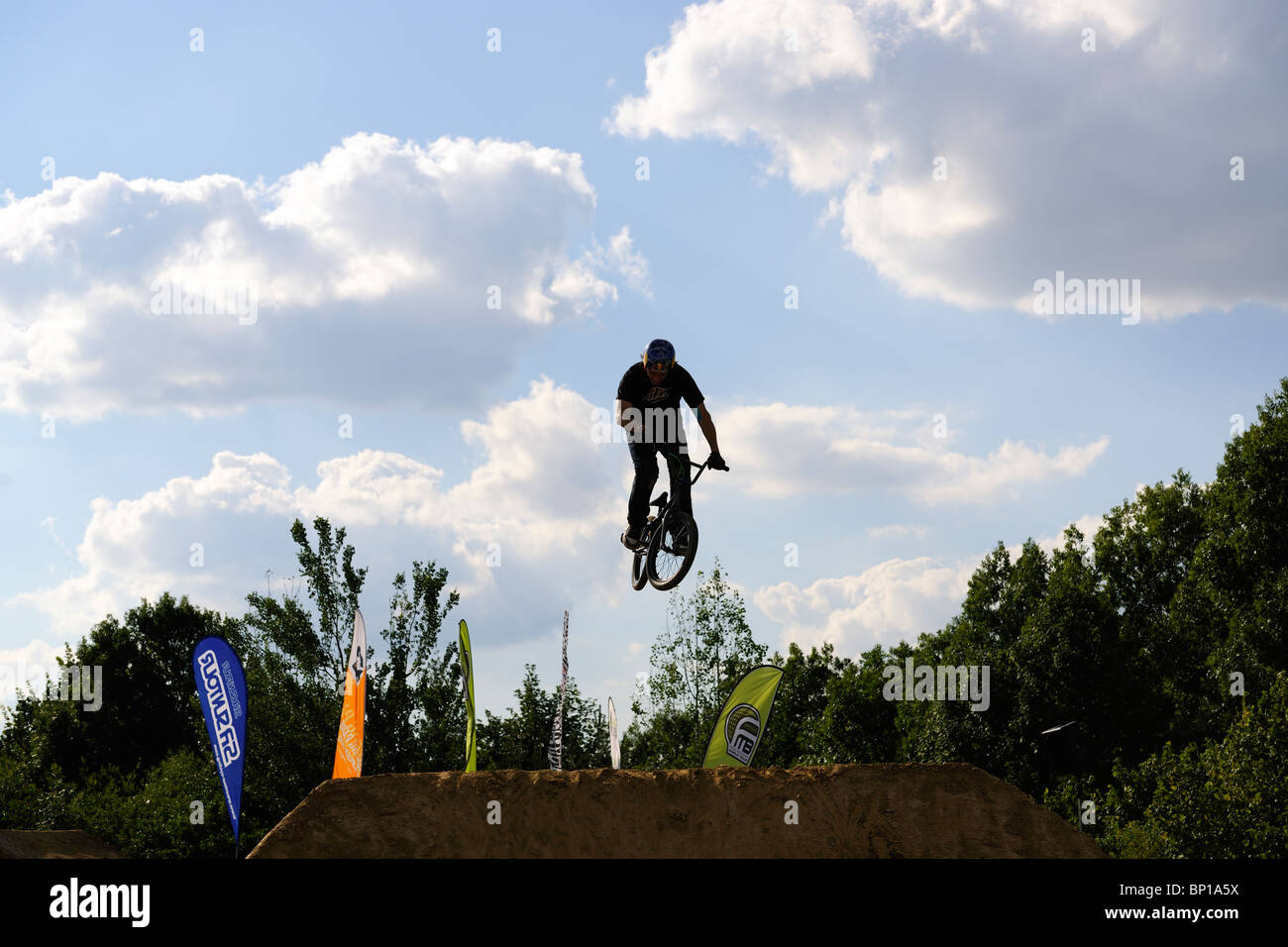 Un candidat non identifiés participe à un concours de BMX/VTT. Banque D'Images