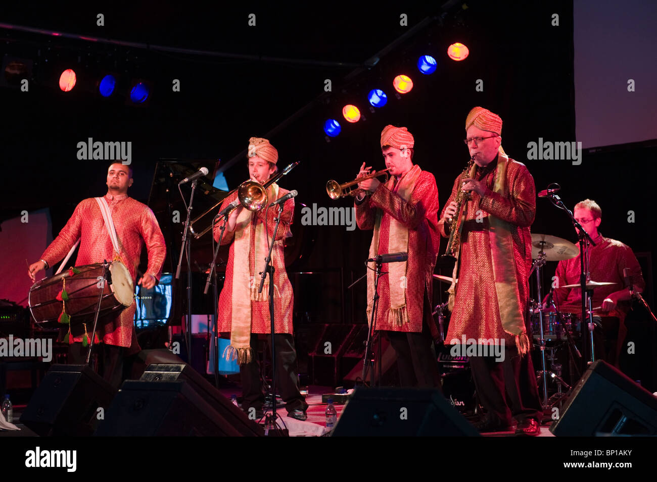 Bombay Baja Indian brass band jouant sur scène à Brecon Jazz Festival 2010 Banque D'Images