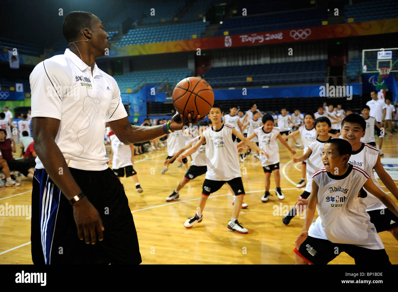 Dwight Howard NBA basketball player l'enseignement du Chinois les enfants jouant au basket-ball à Beijing, Chine. 19-Jul-2010 Banque D'Images