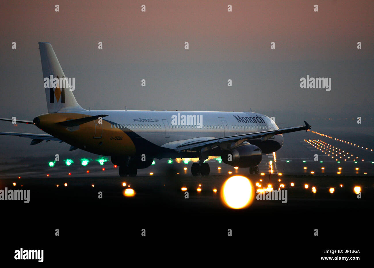 Un monarque taxis d'aéronefs sur la piste de l'aéroport Gatwick de Londres. Photo par James Boardman Banque D'Images