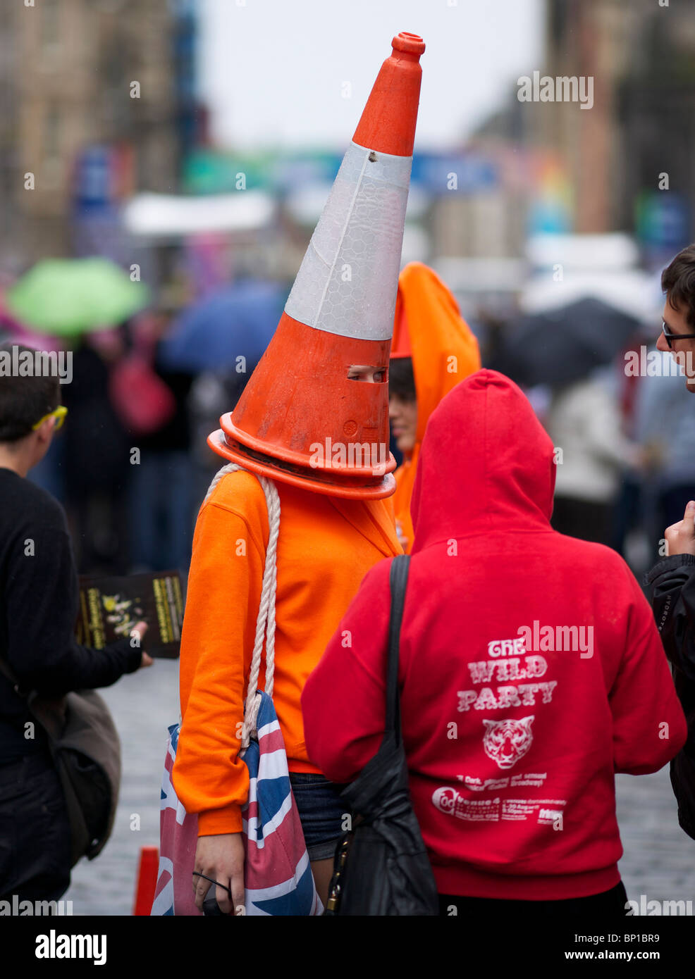 Fille avec cône de parking au-dessus de sa tête pour la distribution de  tracts à l'Edinburgh Fringe Festival Photo Stock - Alamy