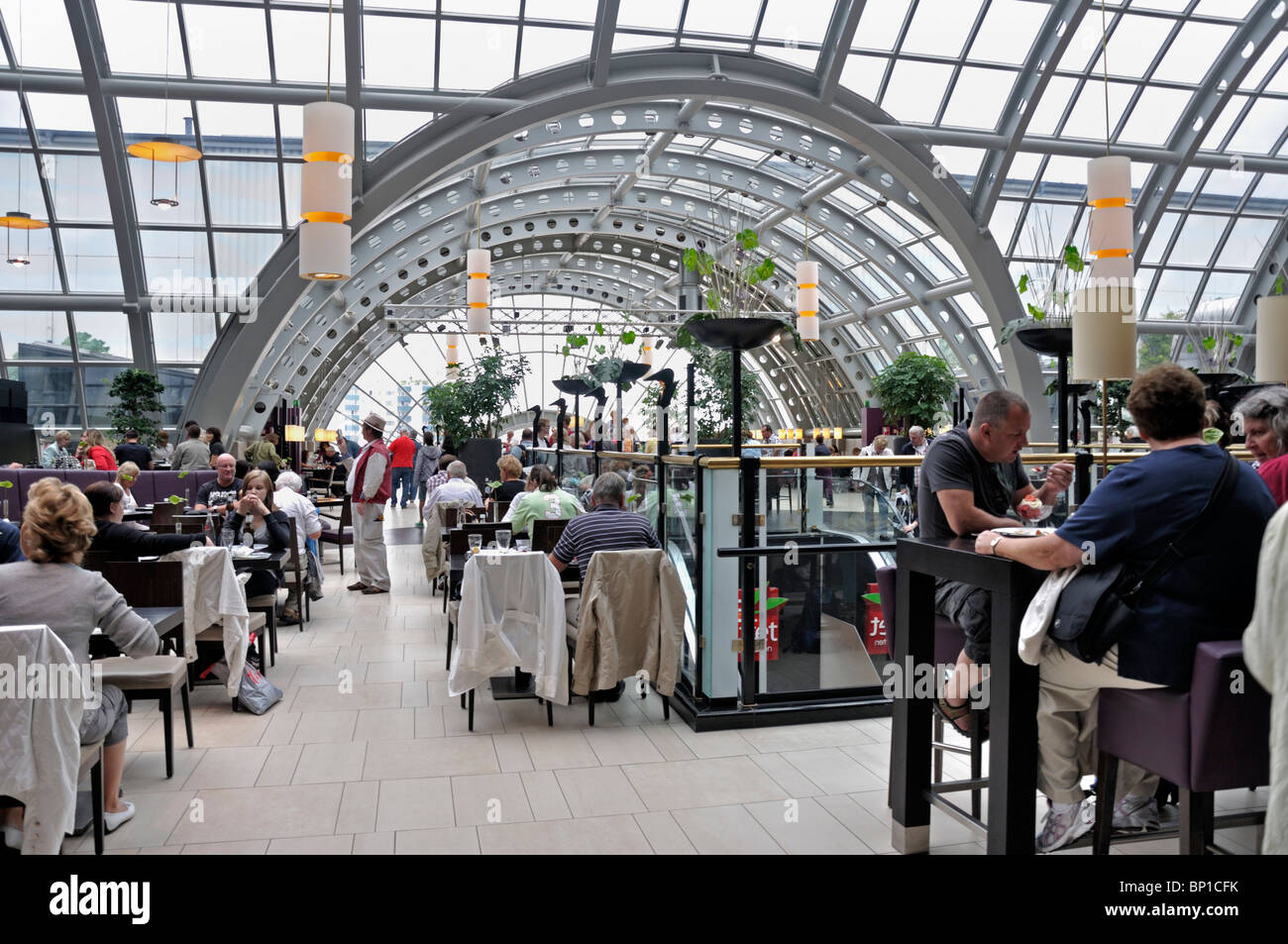 Personnes dans un restaurant à l'luxueux grand magasin KaDeWe Berlin Allemagne Juillet 2010 Banque D'Images