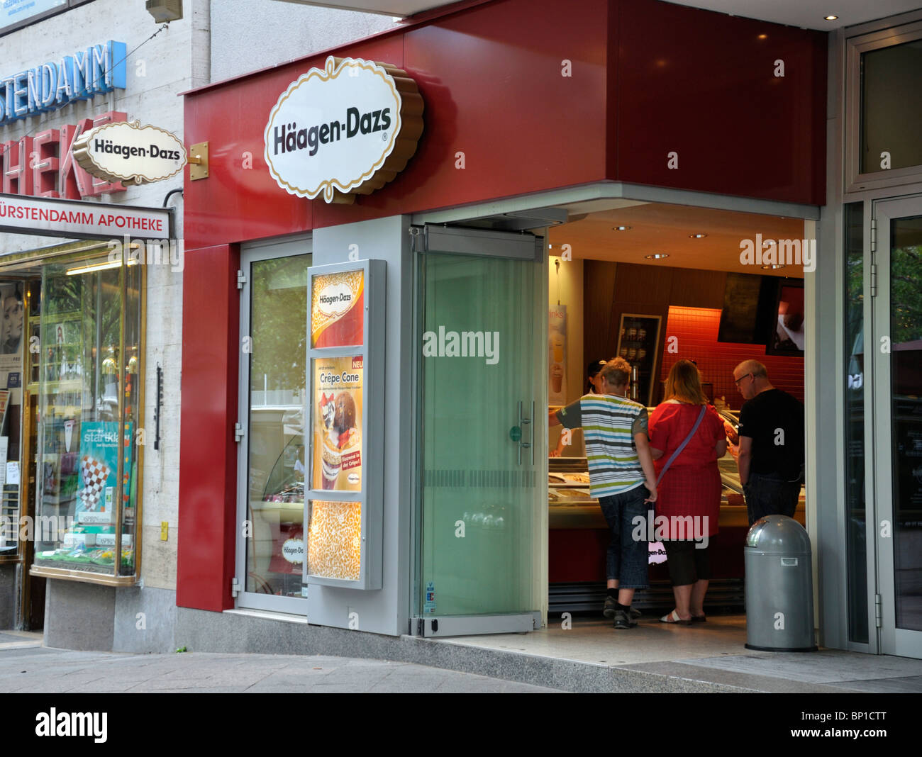Les clients à l'intérieur magasin Haagen-Dazs dans Berlin Allemagne Juillet 2010 Banque D'Images