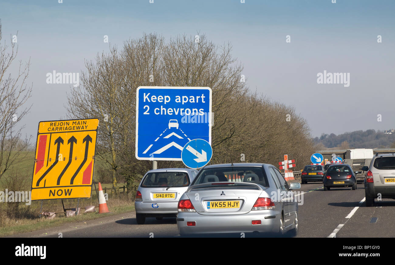 La SIGNALISATION DES TRAVAUX ROUTIERS AUTOROUTE M5 ENGLAND UK VU DE VOITURE Banque D'Images