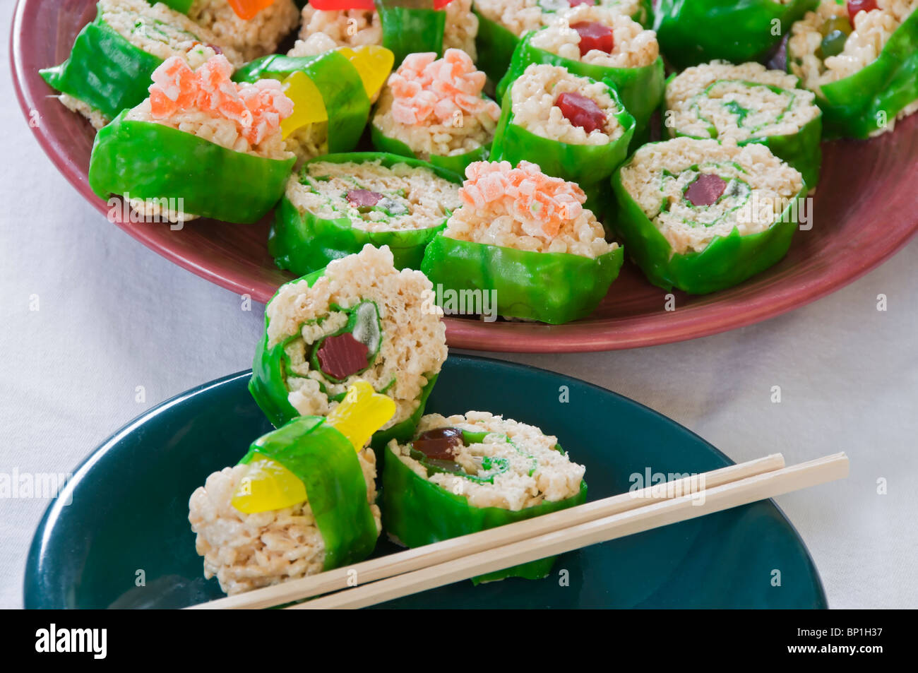 Piffetp riz traite de façon ludique qu'imiter des sushis sont servis pour le dessert. Banque D'Images