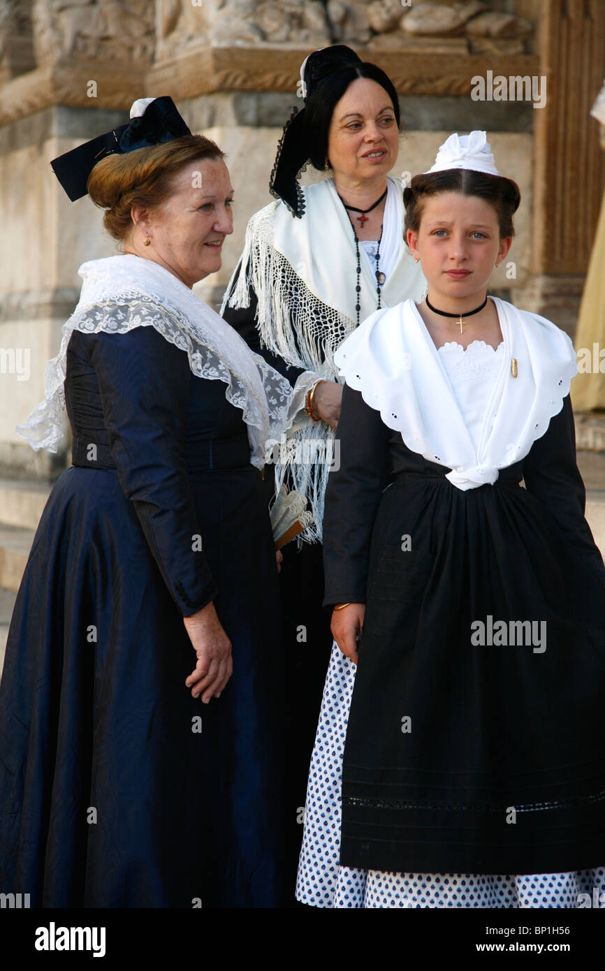 France, Provence Alpes Cote d'Azur, Bouches du Rhône (13), Arles, Arlésienne, costume de fête Banque D'Images