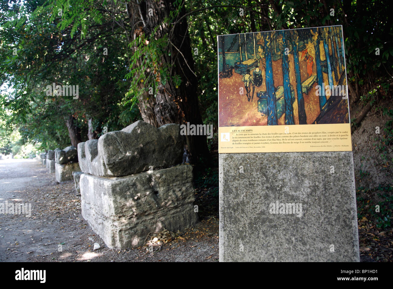 France, Provence Alpes Cote d'Azur, Bouches du Rhône (13), Arles, Les Alyscamps, nécropole et Vincent Van Gogh painting Banque D'Images