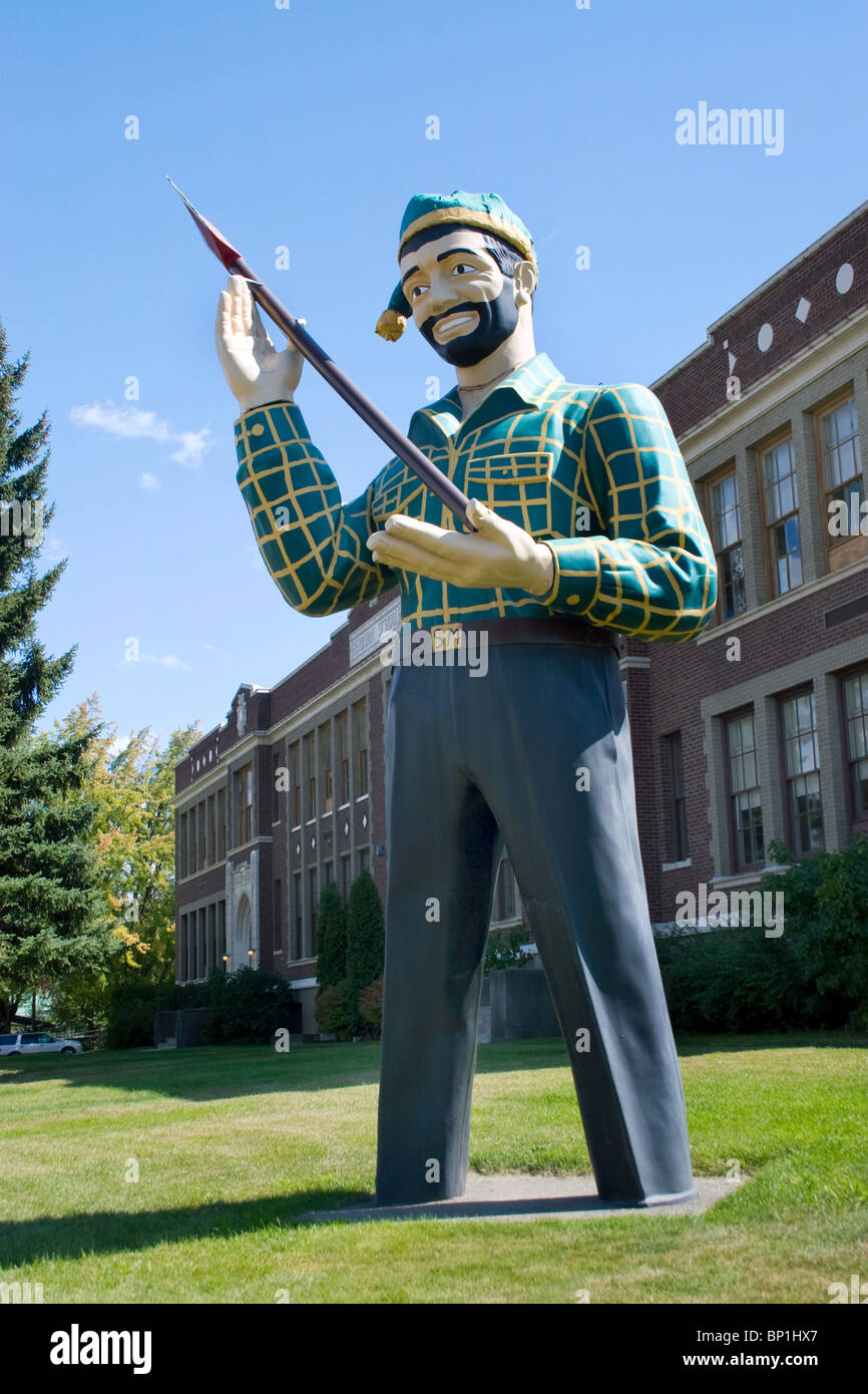 La statue de Paul Bunyan se dresse fièrement devant une école à Saint Maries, Idaho, célébrant le folklore américain et le patrimoine du bûcheron. Banque D'Images