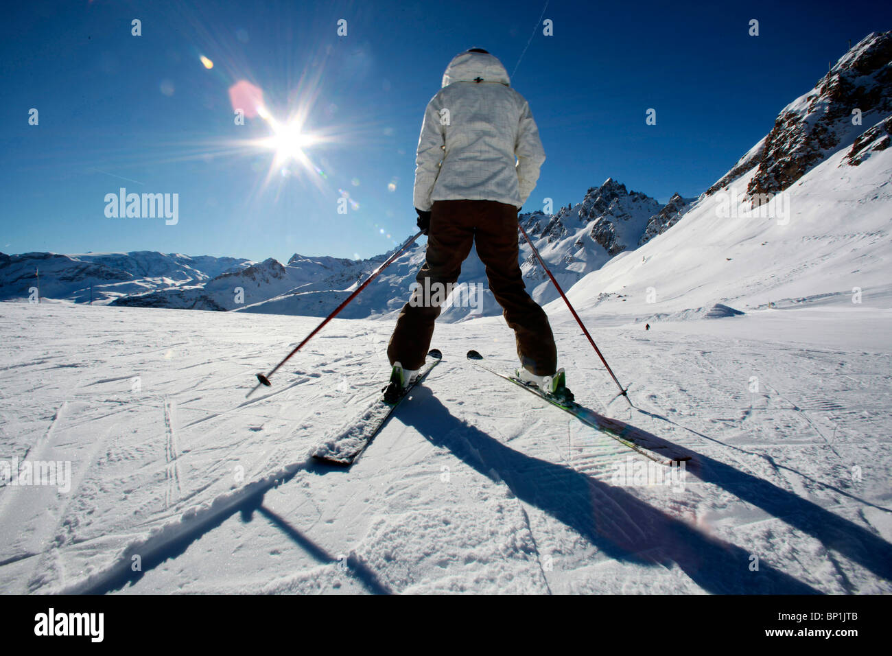 France, Alpes, Savoie, Courchevel 1850, la skieuse femelle Banque D'Images