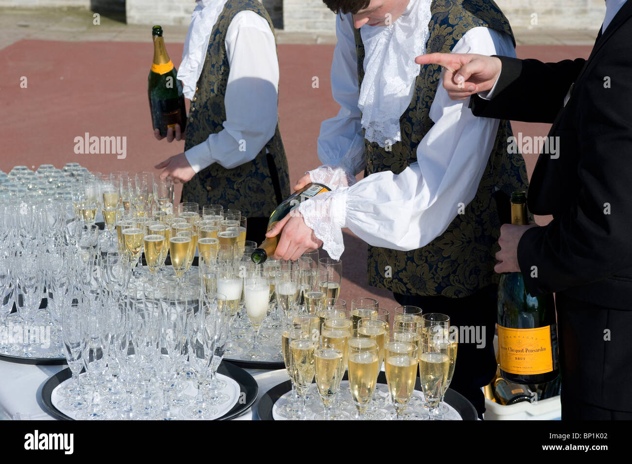 Au service de champagne dans le palais de Catherine, Saint Petersburg, Russie Banque D'Images
