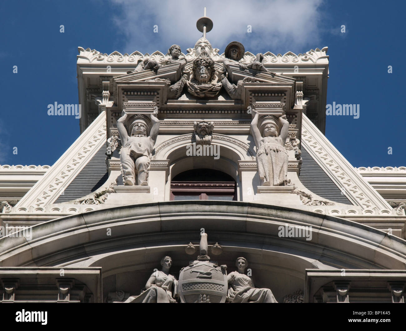 L'Hôtel de ville de Philadelphie tour de l'horloge avec nuages cumulous. Banque D'Images