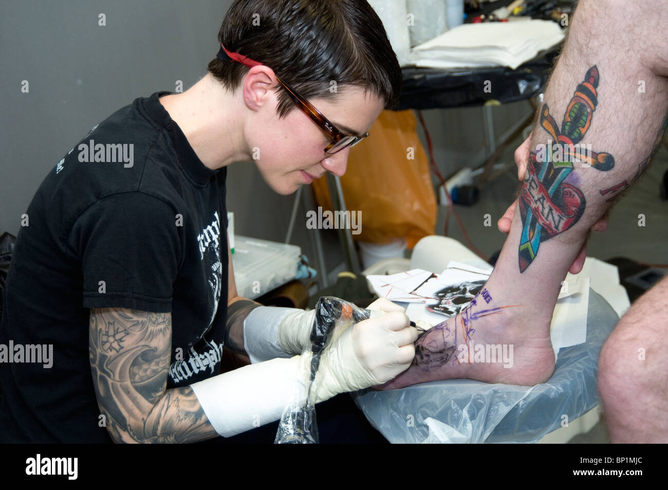 Les images de la désormais célèbre événement de bourrage de tatouage dans Doncaster UK montrant les tatoueurs au travail et les personnes avec des tatouages et dans la scène de tatouage Banque D'Images