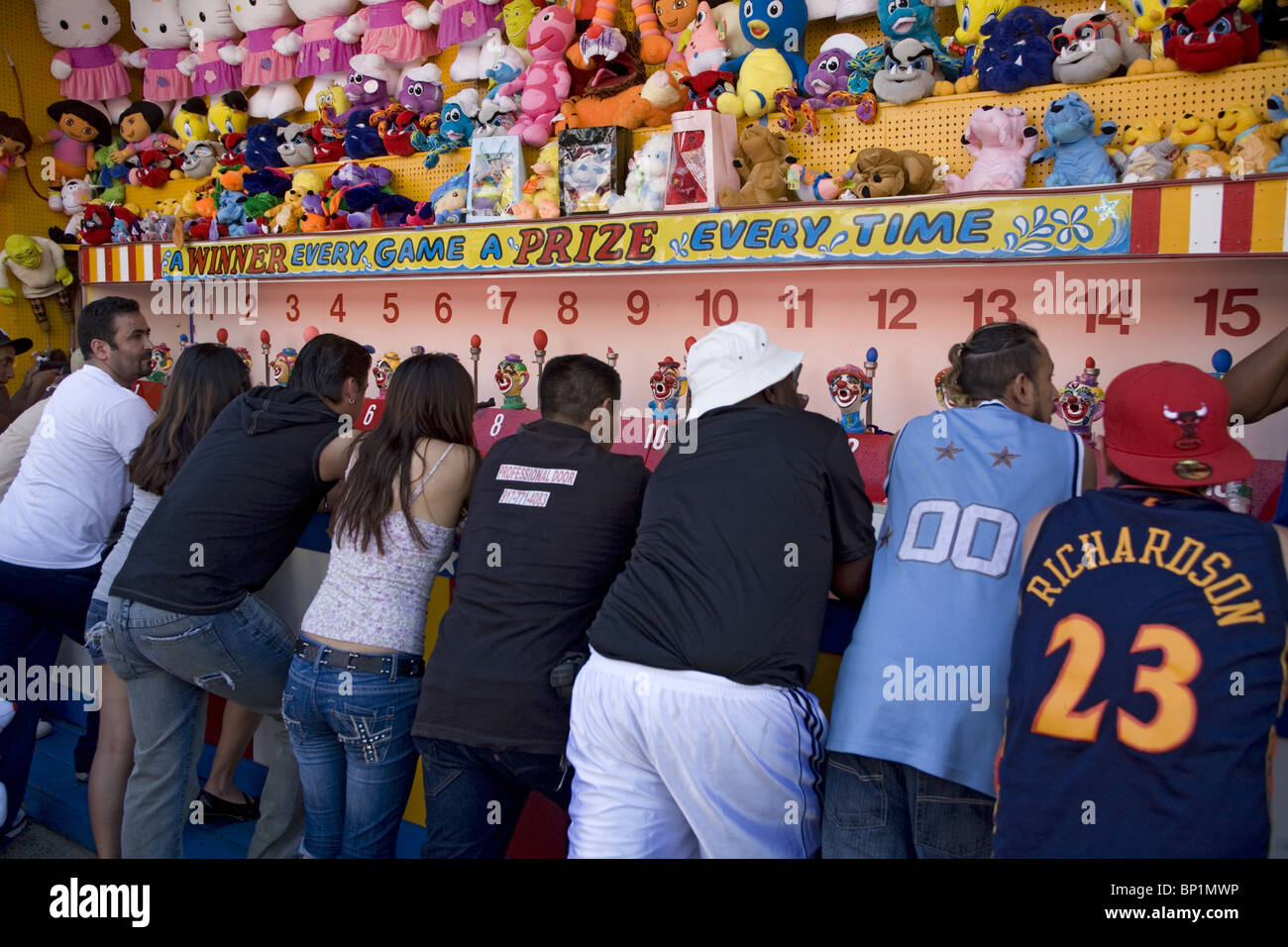 Les gens l'espoir de gagner des prix de jouer avec lui à Coney Island à l'arcade. Banque D'Images