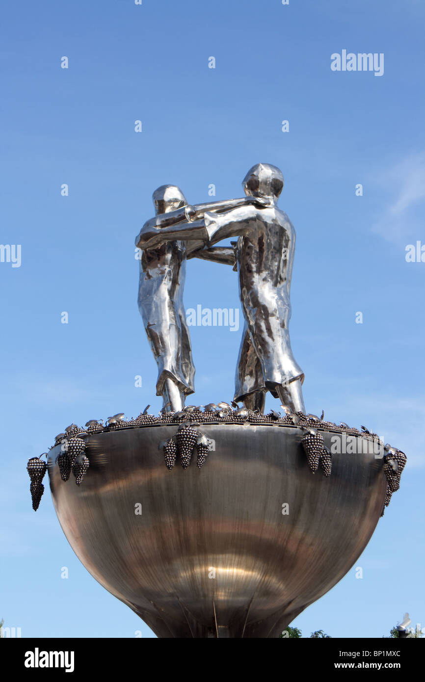 Statue de métal brillant deux chiffres écraser le raisin avec leurs pieds, Allo, La Rioja, Espagne Banque D'Images