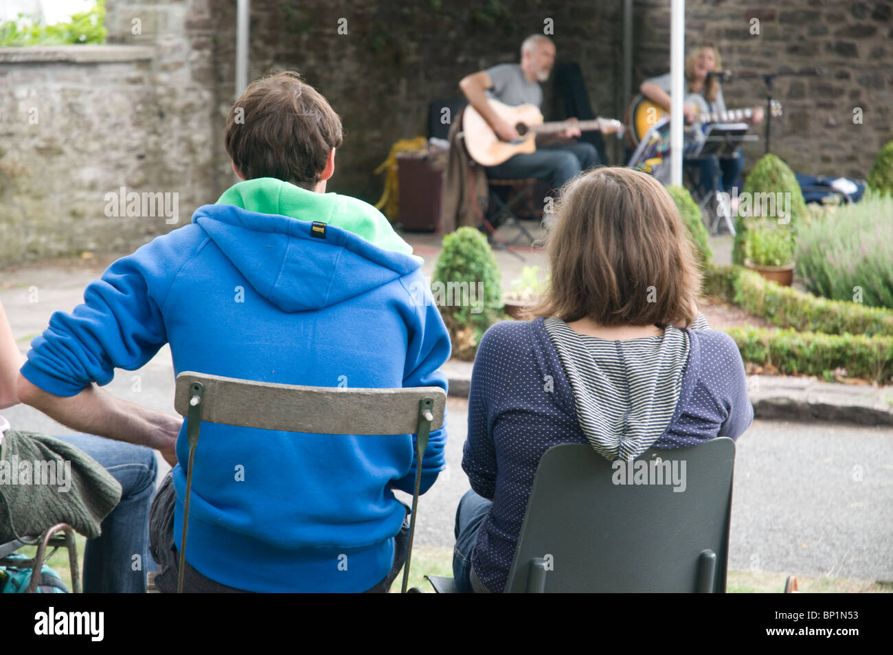Regardez quelques musicaians effectuer près de la cathédrale à Brecon Jazz Festival 2010 Banque D'Images