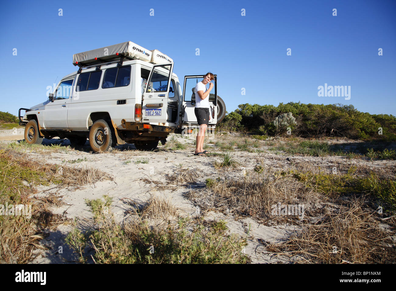 Une femme, camping Cap Sandy, Australie Banque D'Images