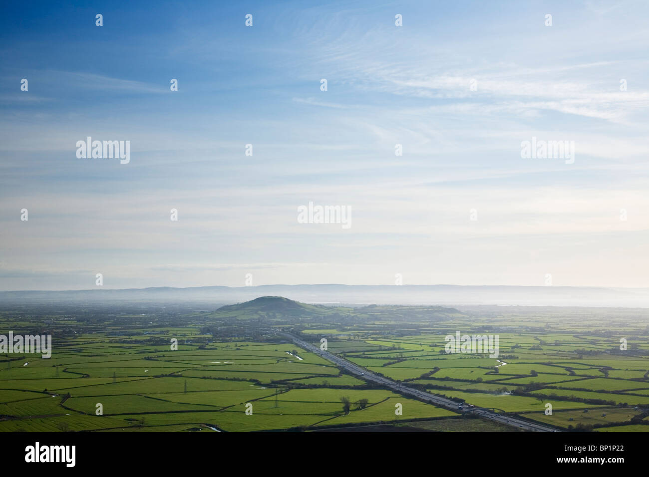 Le M5 et le Somerset Levels avec Brent Knoll et les collines de Quantock dans la distance. Le Somerset. L'Angleterre. UK. Banque D'Images