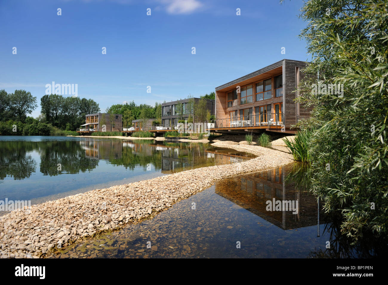 La 'Deuxième' accueil Les lacs de développement par Yoo près de Cirencester, Gloucestershire UK Banque D'Images