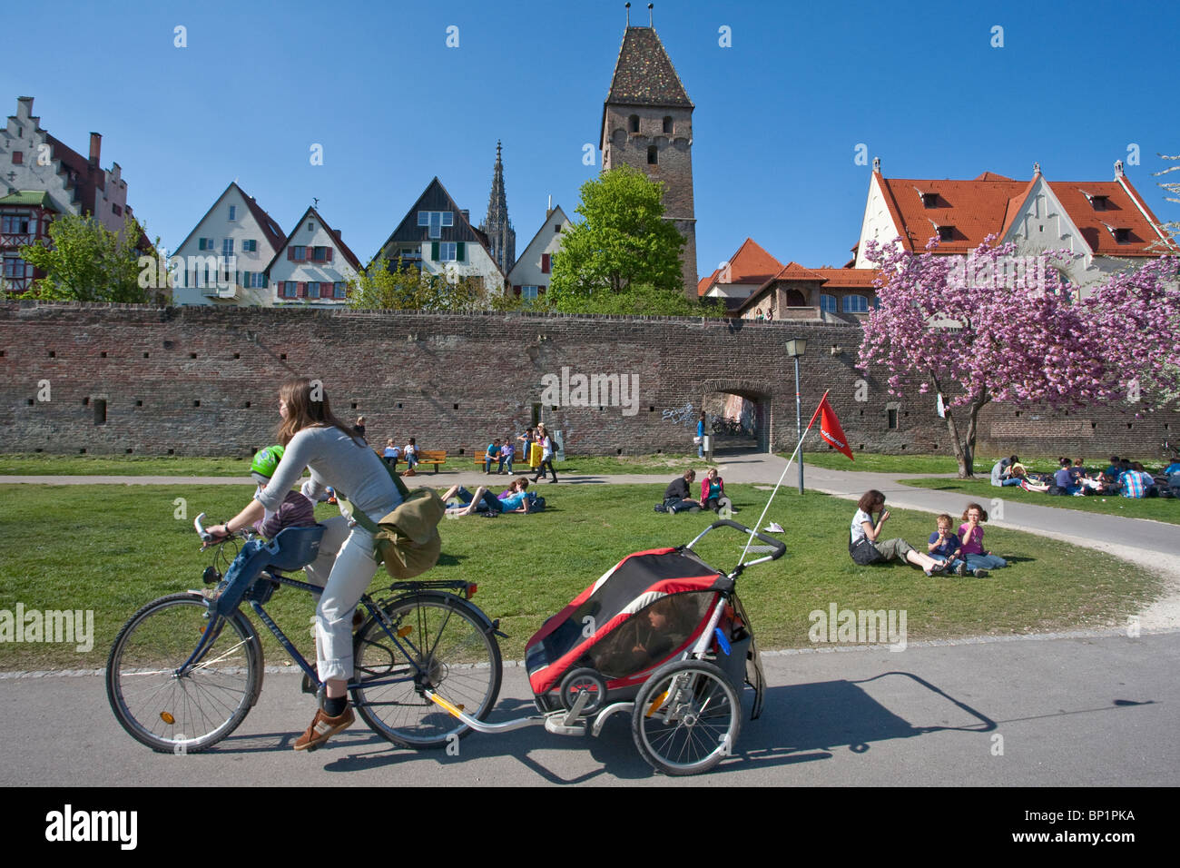 BIKER, femme avec enfants, personnes en rive du Danube, METZGERTURM BUILDING, ULM, Bade-Wurtemberg, Allemagne Banque D'Images