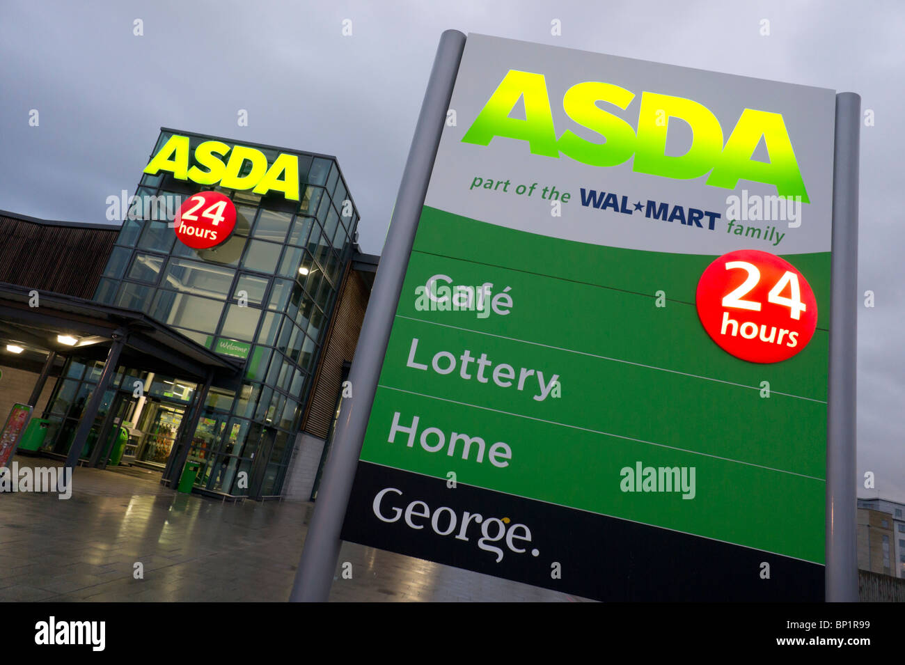 24 heures supermarché Asda sign - Leith, Édimbourg, Écosse Banque D'Images