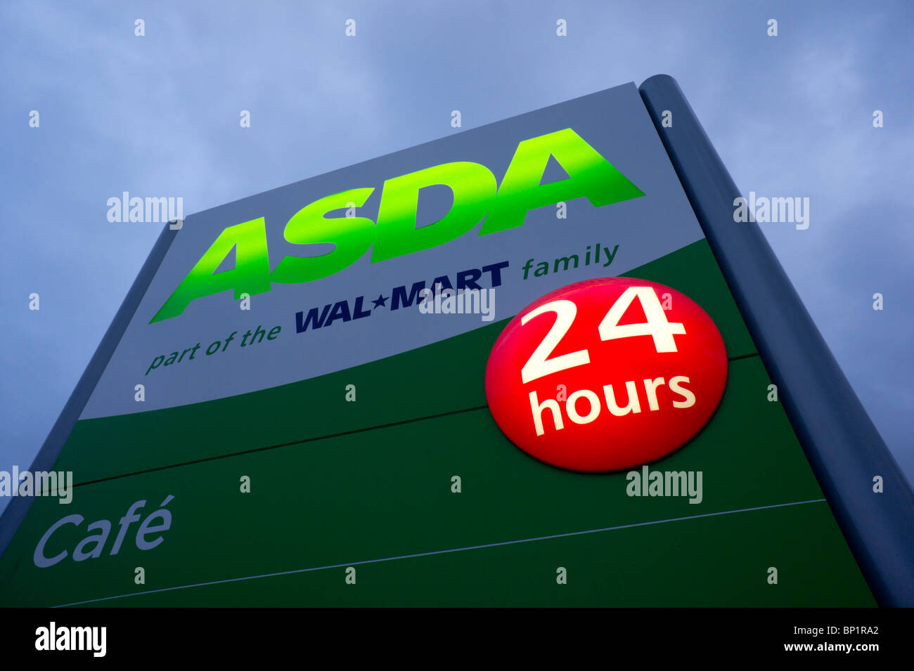24 heures supermarché Asda sign - Leith, Édimbourg, Écosse Banque D'Images