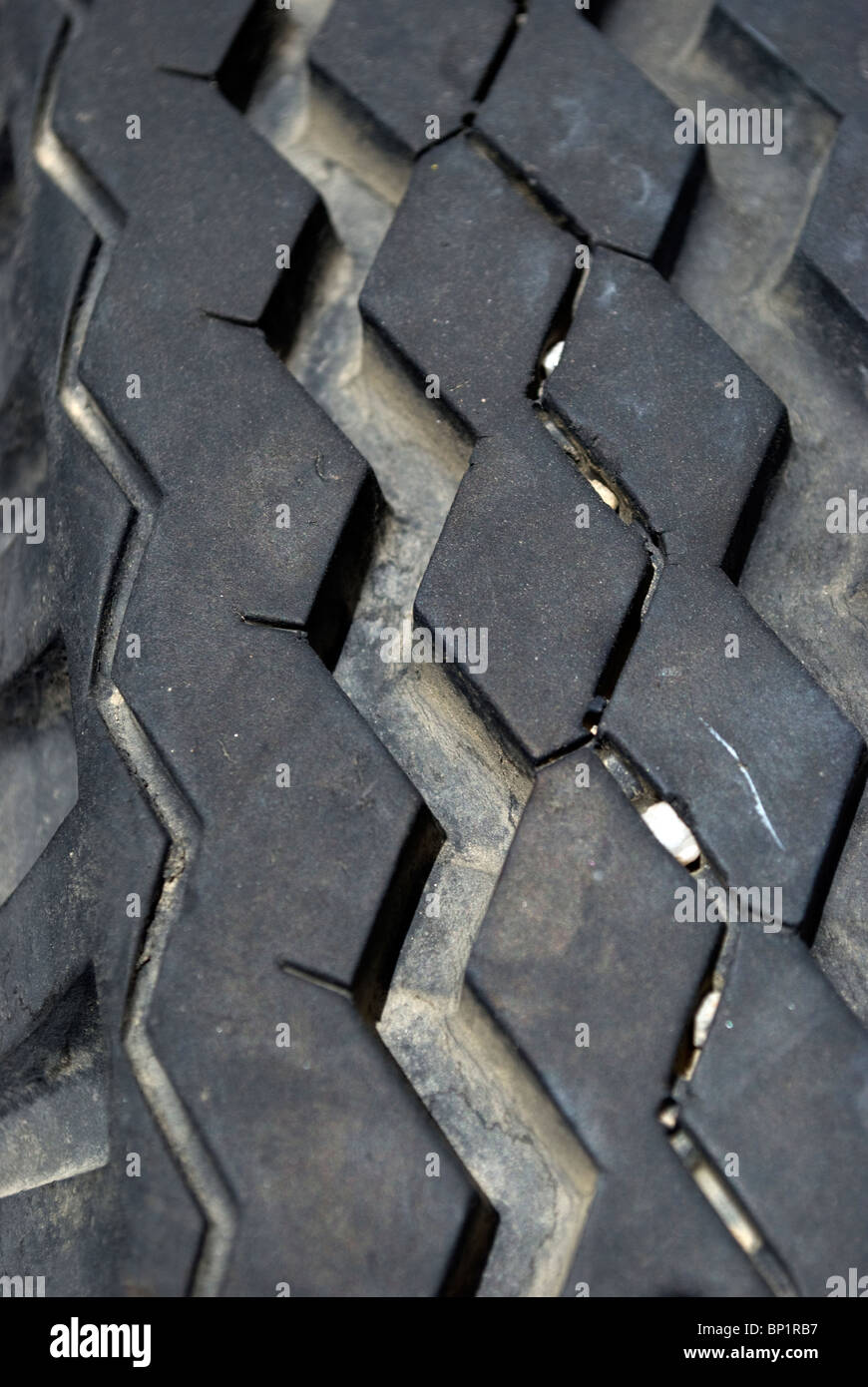 Portés et détaillées à partir d'une bande de roulement des pneus camion  déposée avec des pierres dans les rainures du pneu Photo Stock - Alamy