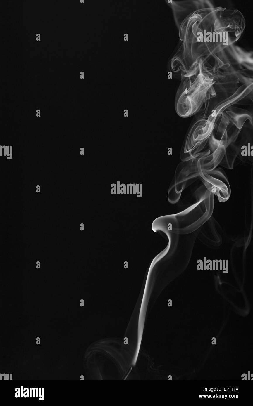 Fumée blanche sur un fond noir Banque D'Images