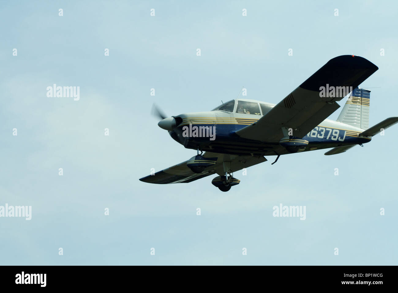 Piper PA-28-180 Prop avion en approche finale à l'atterrissage à Cantrell Champ dans Conway, Arkansas Banque D'Images