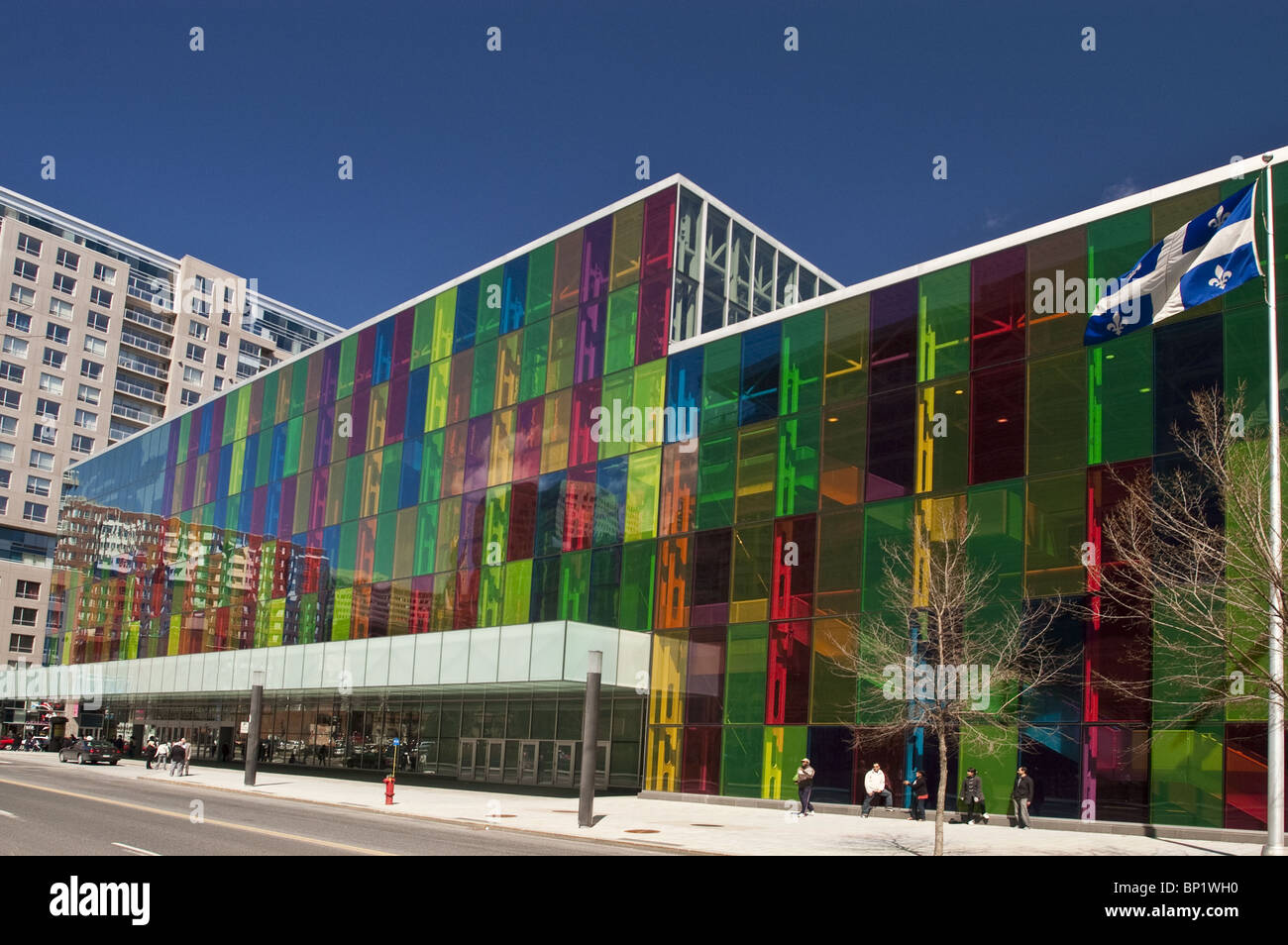 Façade En Verre Coloré De Palais Des Congrès De Montréal, Le Palais Des  Congrès, Le Vieux Montréal, Québec, Canada Photo Stock - Alamy