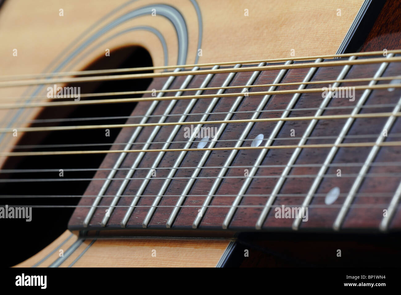 Close-up du son trou et d'un manche de guitare acoustique à 12 cordes Photo  Stock - Alamy
