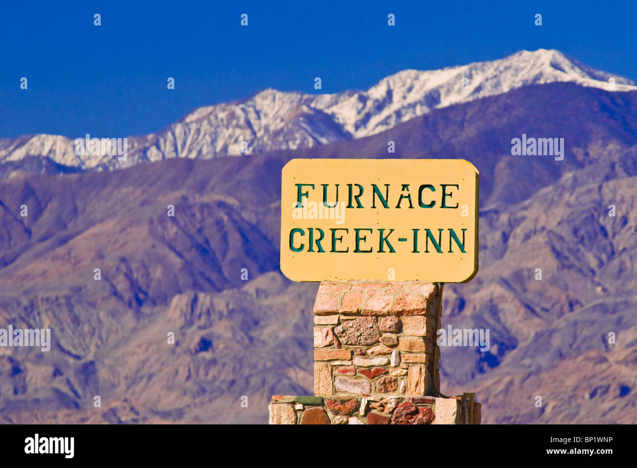 Inscrivez-vous à Furnace Creek Inn dans snowy Peak télescope, Death Valley National Park. Californie Banque D'Images