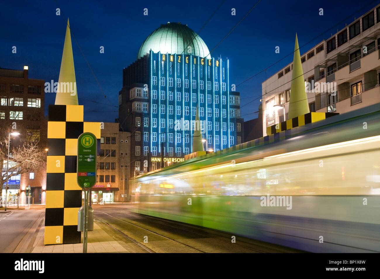 STATION STEINTOR, TRAM, bus, PROJET D'ART ANZEIGER HOCHHAUS HIGH RISE, Hanovre, Basse-Saxe, Allemagne Banque D'Images