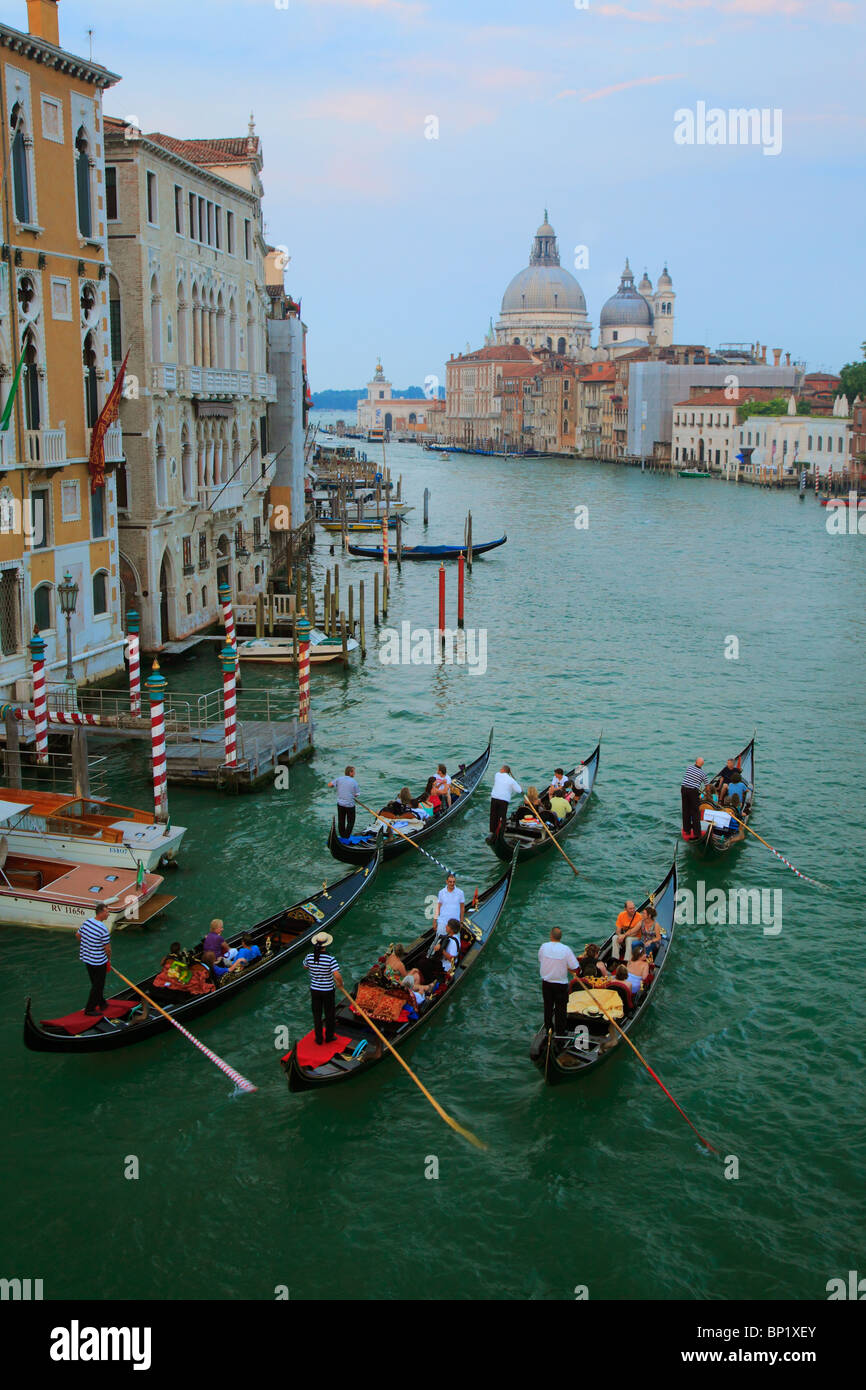 Six gondoles sur l'emblématique de Venise Canal Grande Banque D'Images