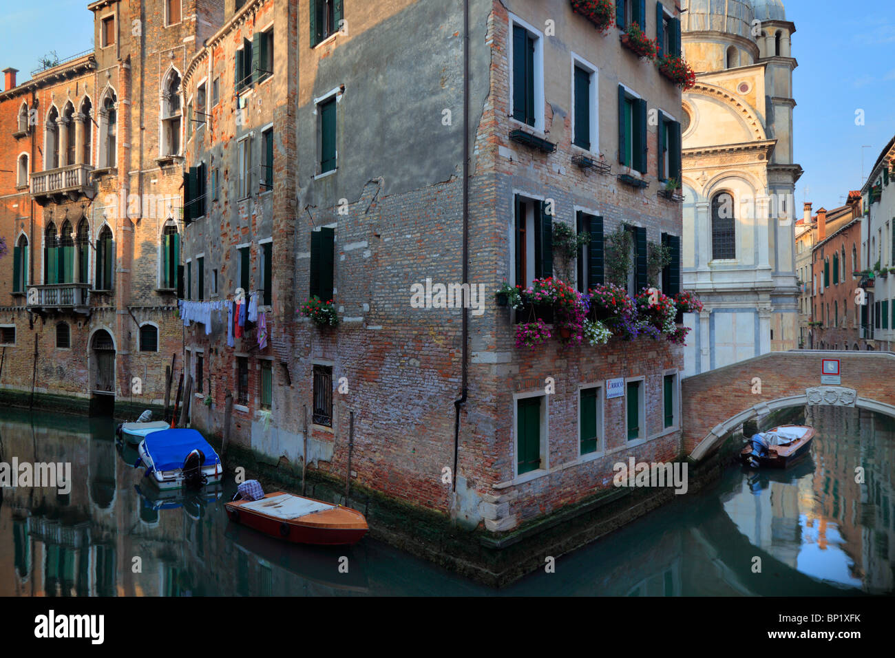 Maisons et ponts de Venise, se reflétant dans un petit canal Banque D'Images