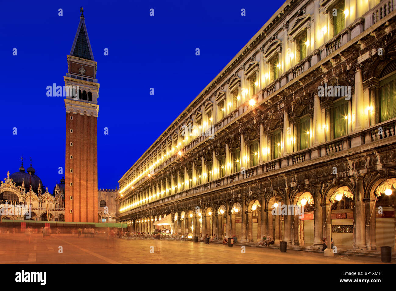 La place San Marco, ou la piazza en italien, est éclairé la nuit Banque D'Images