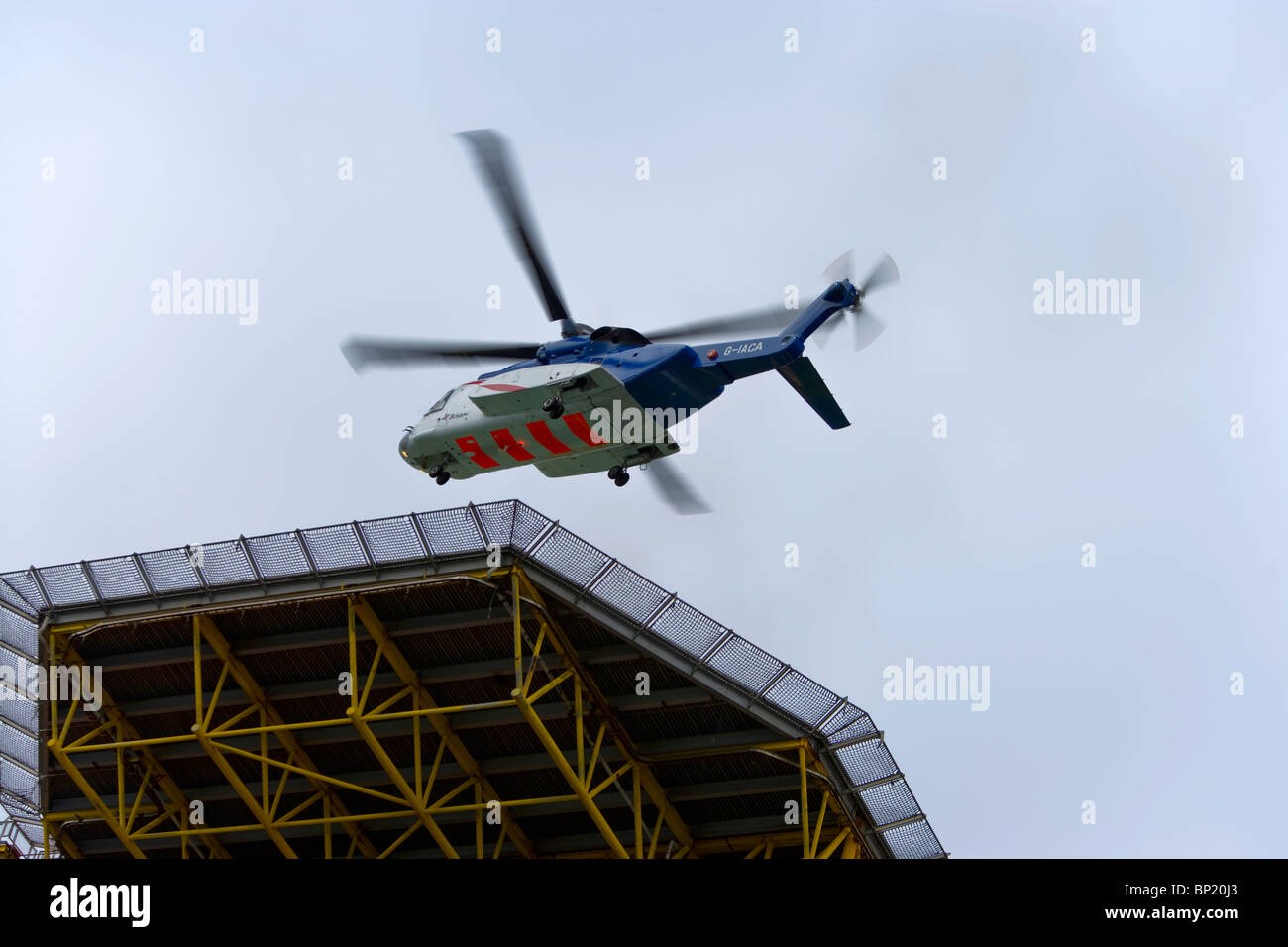 Sikorsky S 92 Bristows Sterne atterrissage sur une plate-forme en mer du Nord Banque D'Images Sikorsky S 92 Bristows Sterne atterrissage sur une plate-forme en mer du Nord Banque D'Images
