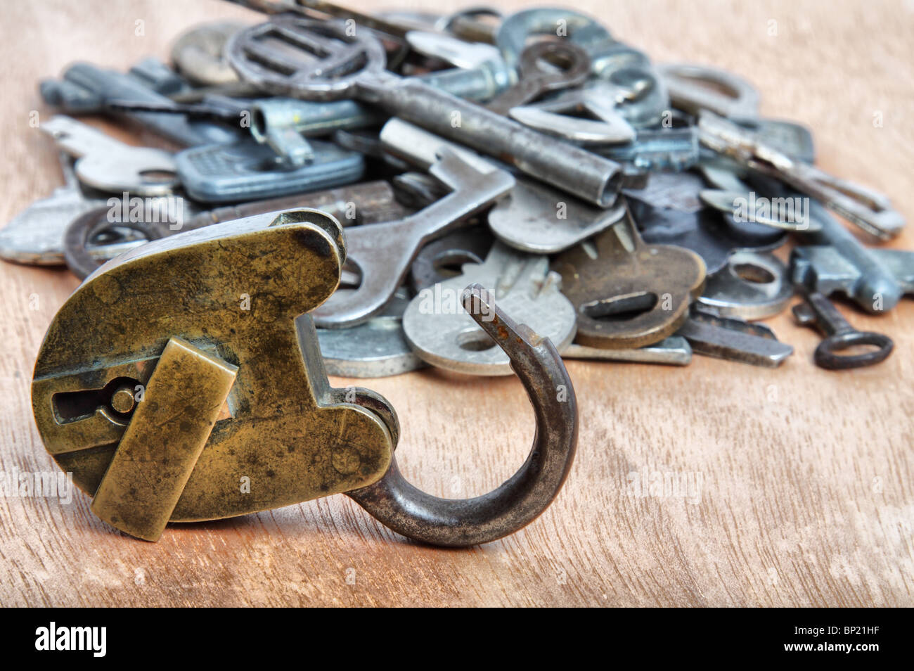 Cadenas anciens et tas de touches sur fond de bois Banque D'Images