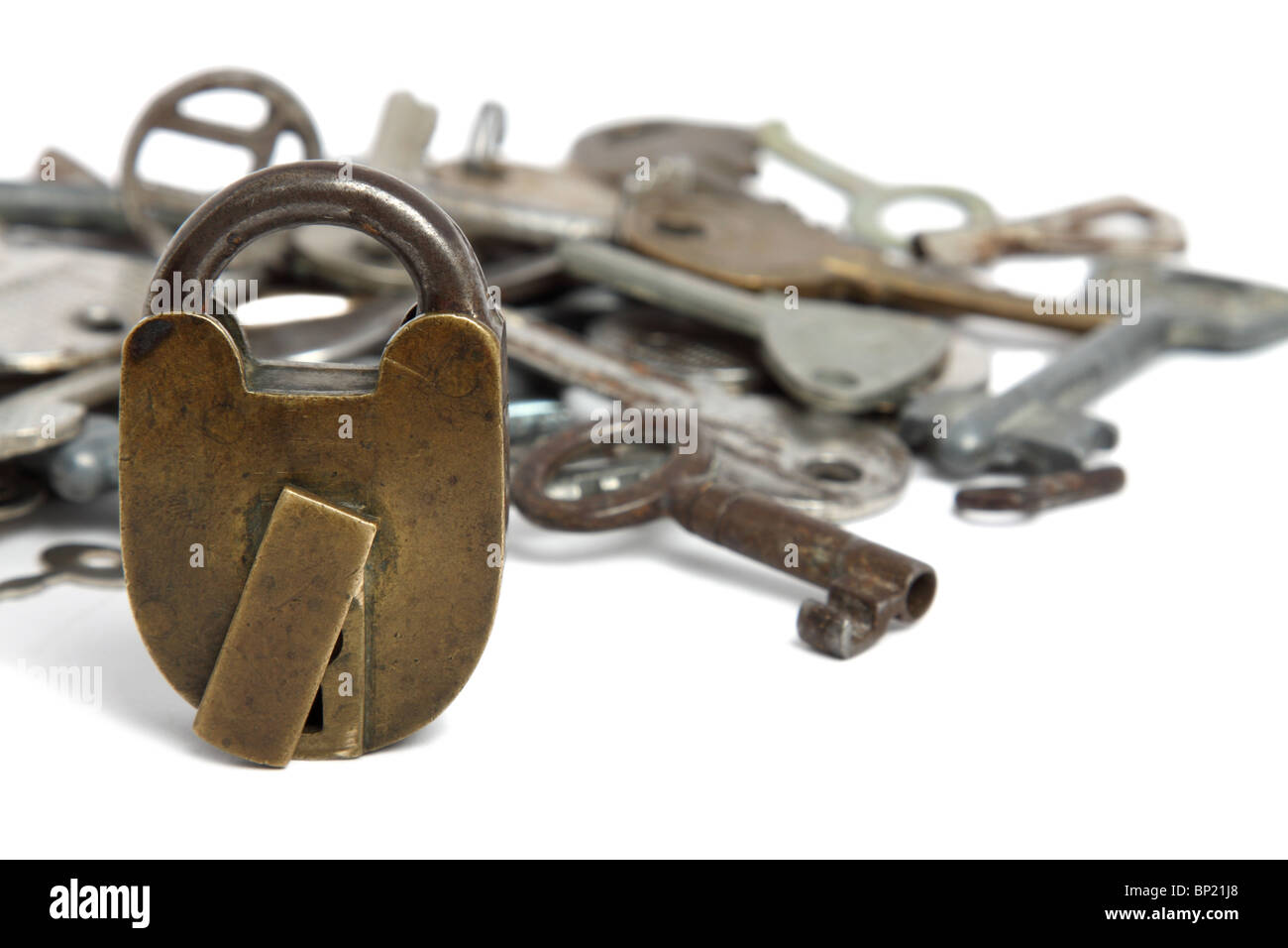 Cadenas anciens et tas de touches isolated on white Banque D'Images