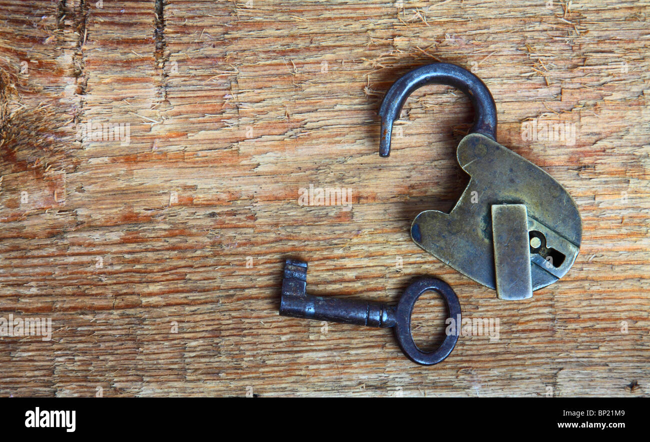 Cadenas anciens et principaux sur fond de bois Banque D'Images