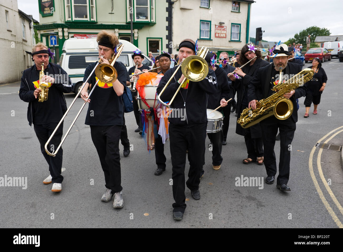 Wonderbrass brass band jazz parade dans les rues de la ville au cours de Brecon Brecon Jazz Festival 2010 Banque D'Images